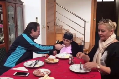 (VIDEO) EMOTIVAN SNIMAK: OVAKO KARIĆ HRANI MAJKU DANICU