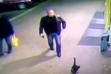(VIDEO) Oficir šutnuo mačku na ulici, pa POPIO OTKAZ!