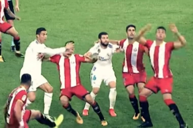 (VIDEO) Ronaldo bije protivničke igrače!