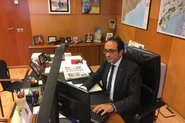 Katalonski ministar se slikao na poslu nakon otkaza, pa ga izbacila policija!