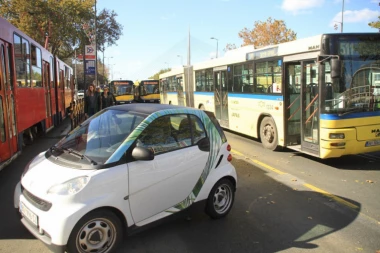 SUDAR AUTOBUSA I AUTOMOBILA: Petoro povređeno kod Sajma, među njima i dete