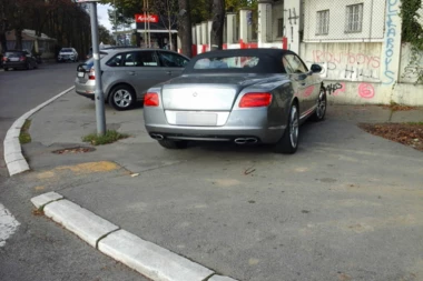 (FOTO) PAUK DIGAO BENTLIJA U CENTRU BEOGRADA!