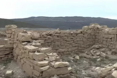 (VIDEO) Isušilo se najveće jezero u RS: POJAVILI SE GROBOVI, KROVOVI I MANASTIR!