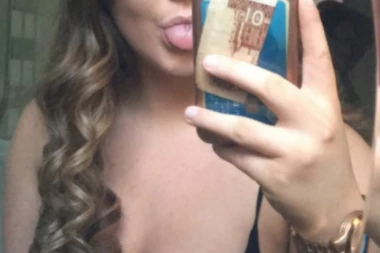 NAJJEZIVIJI SELFI IKADA: Sami u kući i slika u ogledalu - NIKAKO!