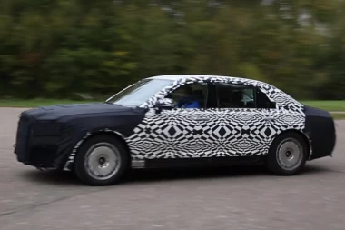 PAKLENE ULICE MOSKVE: Da li je ovo novi PUTINOMOBIL?!