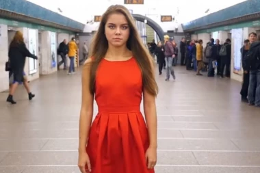 (VIDEO) RUSKINJA USRED METROA ZADIGLA SUKNJU