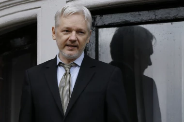 Asanž napravio dvoje dece u ambasadi Ekvadora u Londonu