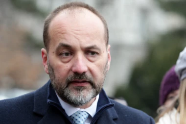 SAŠA JANKOVIĆ SE OPET ZGRČIO: Ima strahove, sumnje, ljutnje, bol...