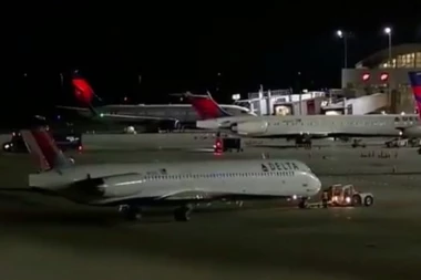 SAD SU NA METI FBI: Žena upoznala 20 godina mlađeg tipa u avionu, pa mu pružila ORALNI SEKS!