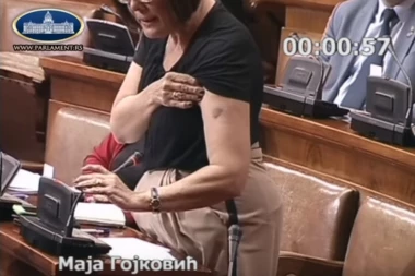 DVERI GNUSNO OPTUŽILE GOJKOVIĆEVU: Sama je sebi napravila modricu!