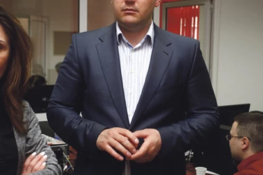 (FOTO) UDARIO KAMION: Nenad Borovčanin imao saobraćajku, pa prevezen u bolnicu!