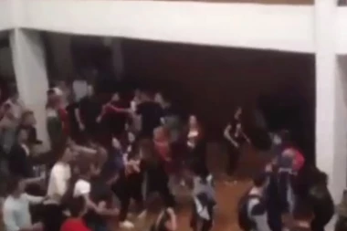 (VIDEO) OPŠTA MAKLJAŽA! Masovna tuča albanskih i crnogorskih učenika