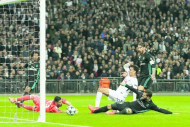 "KRALJ" JE MRTAV,  ŽIVELI "SVECI"!