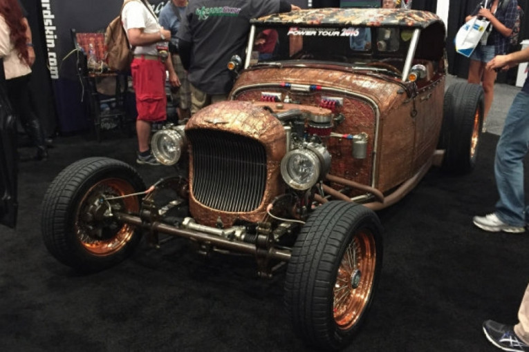 Hot-rod, ali kakav. Spoljašnjost je izrađena od ručno valjanog bakra