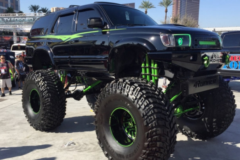 Nekadašnja tojota 4raner u telu monster traka sa ogromnim točkovima