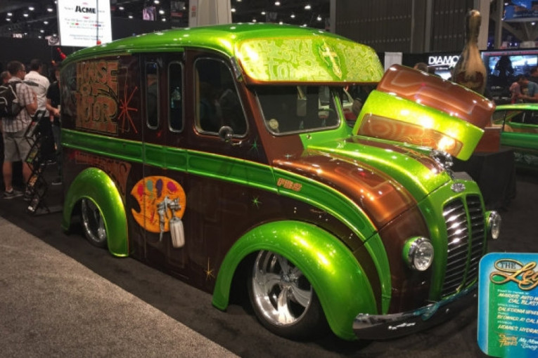 Ovaj kamion je toliko spušten da se praktično vuče po podu. Boja je odlično izabrana