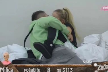 DOHVATILI SE PRED SVIMA: TEODORA i ANĐELO u ljubavnom zanosu!