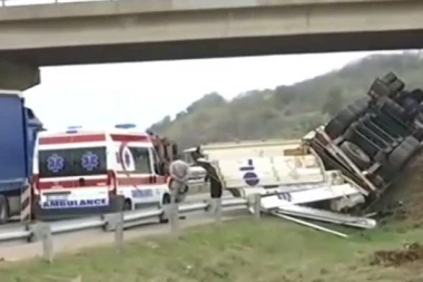 UDES KOD ZEMUN POLJA! Kombi se zakucao u šleper, ogroman zastoj u saobraćaju