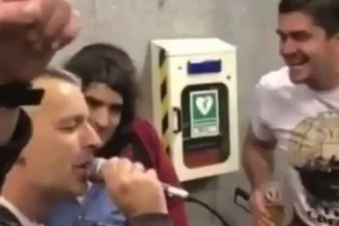 (VIDEO) LONDON ODZVANJAO: "Delije" sa Miličićem navijale u podzemnoj stanici!