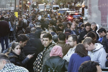 (VIDEO) iPHONE X JE KONAČNO U PRODAJI: Ljudi noćili ispred radnji zbog telefona!