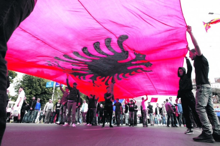 Drama u Kosovskoj Mitrovici! Albanci spremaju šiptarske zastave, Srbi strahuju od nereda