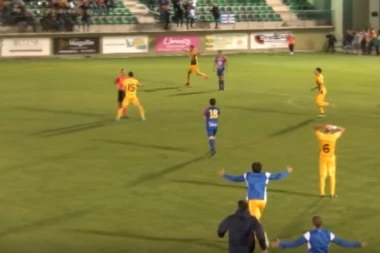 (VIDEO) Sudija svirao kraj meča kada je video da lopta ulazi u gol!