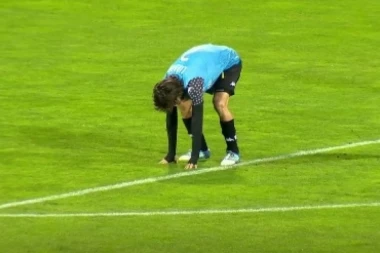 (VIDEO) OVAKAV AUTOGOL JOŠ NISTE VIDELI: Zatresao sopstvenu mrežu u 35. sekundi meča!