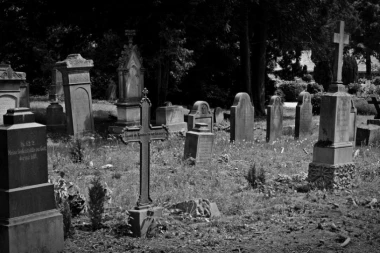 NA KOSOVU OSKRNAVLJENO PRAVOSLAVNO GROBLJE: Grobovi prekopani, a spomenici uništeni?!