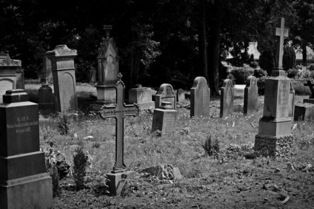 NA KOSOVU OSKRNAVLJENO PRAVOSLAVNO GROBLJE: Grobovi prekopani, a spomenici uništeni?!