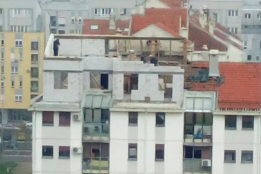 (FOTO) DA LI JE REALNO? Na krovu zgrade na Novom Beogradu grade kuću!