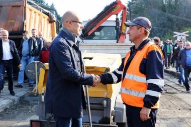 Vučević obišao radove na putevima u MZ Sremska Kamenica