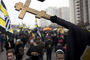 Uhapšeno 263 ruskih ekstremista, oduzeti pištolji, noževi...