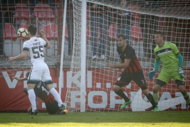 (VIDEO) Da li je sudija pogurao Partizan protiv Mačve?