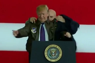 TRAMPU se više sviđa VOJNA UNIFORMA!