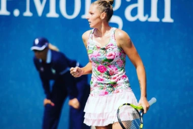 Seksi teniserka u toplesu