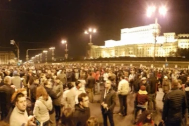 BUKUREŠT PROTESTUJE: Hiljade građana na ulicama