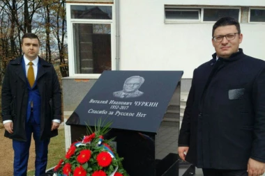 SMETA IM JER JE BRANIO SRBE: Majke Srebrenice osudile postavljanje spomen ploče Čurkinu