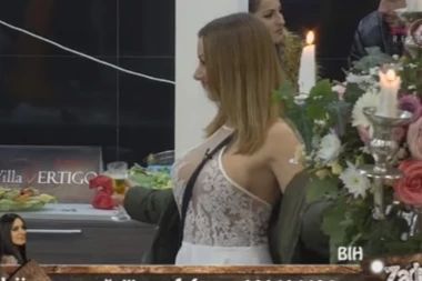 (VIDEO) Maca rekla Filipu da nema gaćice, on hteo da izvadi polni organ