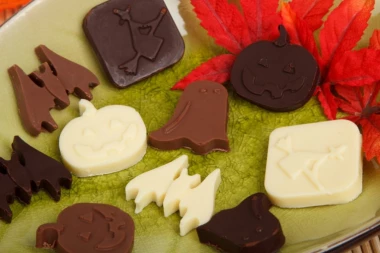 (VIDEO) GLUMAC POJEO ĆERKI SLATKIŠE ZA NOĆ VEŠTICA