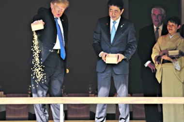 TRAMPOV ŠOU: Nije se poklonio caru, ribama sasuo kilo hrane