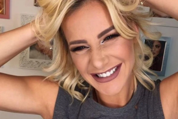 (FOTO) SKANDAL DAMA: Milica Dabović ponovo ''osvanula'' na sajtu za poslovnu pratnju, pa poručila: SADA SAM ŽENA, MAJKA, KRALJICA!