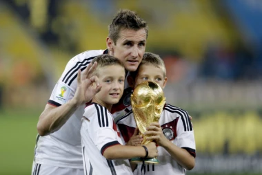 LEGENDARNI NEMAC STIŽE U RUSIJU: Klose donosi trofej u Moskvu na žreb za SP