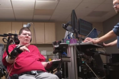 Paralizovan muškarac MISLIMA POMERA RUKU