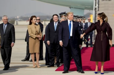 PRAVI ŽENSKI RAZLOG zbog kojeg Melanija ignoriše Trampa u javnosti!