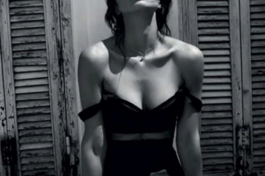 SKINULA SE I VRELIJA JE NEGO IKAD: Adrijana Lima u vrelom izdanju, a evo zašto je PONOVO VEZUJU ZA JARIĆA!