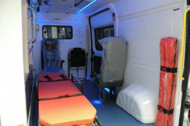 Oni mu pomažu, on napada: PIJANI PACIJENT NASRNUO NOŽEM NA EKIPU HITNE POMOĆI!