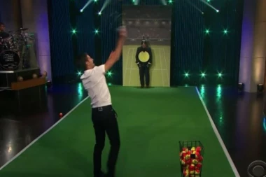 (VIDEO) Sa Novakom nikad nije dosadno: GAĐAO VODITELJA U GLAVU, PA DOBIO OVACIJE!