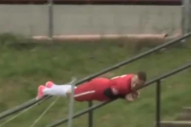 (VIDEO) SPEKTAKL: Pogledajte kako mađarski fudbaler ulazi na teren