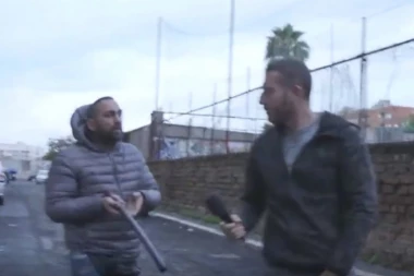(VIDEO) BRAT LOKALNOG MAFIJAŠA KRVNIČKI PRETUKAO NOVINARA