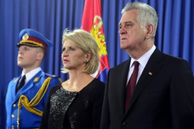 DRAGICU STAVILI RAME UZ RAME SA PREDIĆEM